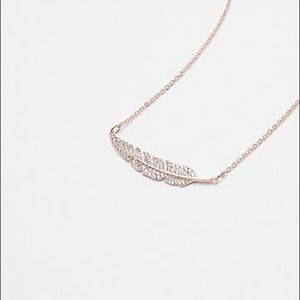 Leaf necklace in rose gold